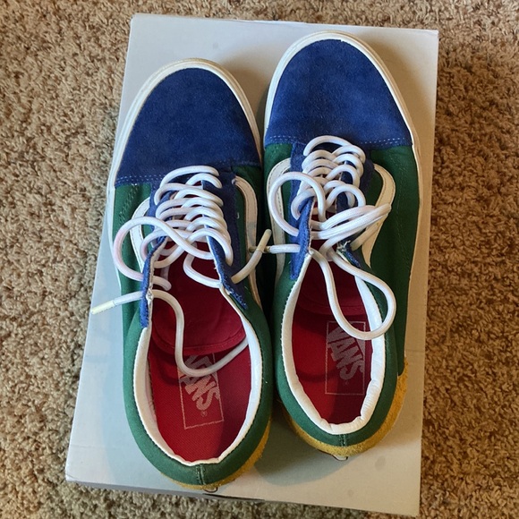 Men’s Vans (9.5) - Picture 2 of 4